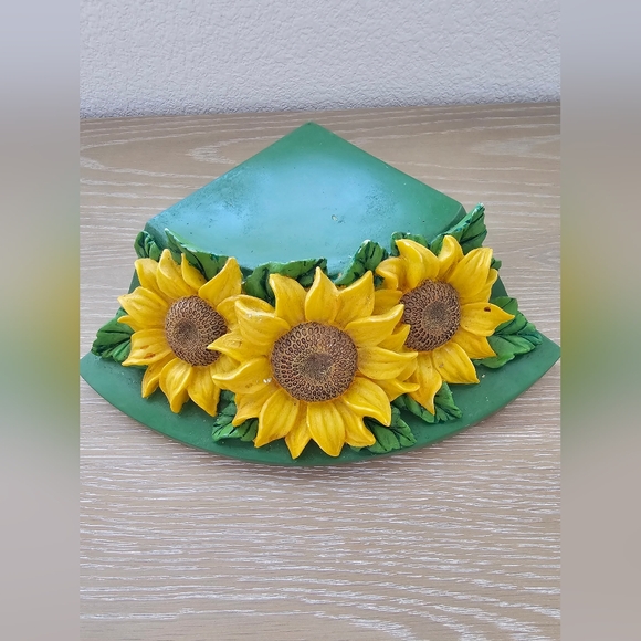 Sunflower 3D Green Resin Corner Pedestal Floral Shelf - Picture 1 of 4